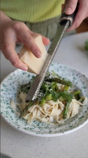 Schnelle vegane Pasta mit selbstgemachtem Ricotta und grünem Spargel