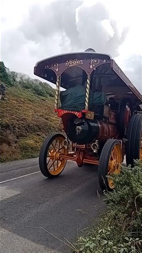 Foden Showmans engine "Prospector" steaming up engine hill Porthtowan 2025