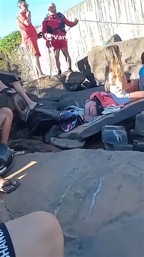 🚨 Tragédia no Rio Verde: Adolescente de 17 anos morre vítima de afogamento em Varginha Uma triste ocorrência marcou a tarde deste domingo (11/01). Um jovem de 17 anos faleceu após se afogar no local conhecido como "Paredão do Rio Verde". O Corpo de Bombeiros foi acionado e, após cerca de 50 minutos de buscas com técnicas de mergulho, localizou o corpo da vítima. Foram realizadas manobras de reanimação (RCP) até a chegada da equipe do SAMU, mas, infelizmente, o óbito foi constatado pelo médico a