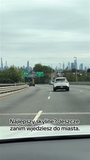 Odcinek 81: Autostrada do marzeń – Manhattan na horyzoncie. Lokalizacja: okolice East Rutherford/ Secaucus, NJ. Widok w stronę Midtown i Downtown Manhattan. Jadę autostradą w New Jersey - asfalt, cisza w aucie i nagle na horyzoncie wyrasta Manhattan. Empire State. Hudson Yards. One World Trade Center w oddali. Ten moment zawsze działa. Zanim wjedziesz do tunelu Lincoln albo Holland, masz kilka sekund, kiedy całe miasto jest przed Tobą jak na dłoni. To jeden z najbardziej filmowych wjazdów do Now
