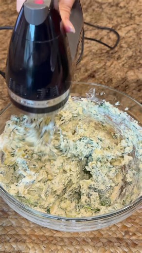 😊🌿Slow Cooker Spinach Artichoke Dip🌿😊 Type “RECIPE” and I’ll send you a direct (check your inbox/message requests) https://www.dinnerin321.com/slow-cooker-spinach-and-artichoke-dip/ #appetizer #partyfood #newyearseve | Dinner in 321