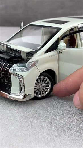 Toyota Alphard Unboxing: Electric Doors, Remote Control