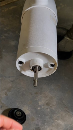 Is your trolling motor vibrating more than usual? This can cause performance issues and can create a lot of excess noise in the water that may spook fish. Two Things to Check ⬇️⬇️ 1️⃣ Prop - Make sure it's not damaged or warped 2️⃣ Shaft - After removing the prop, turn the trolling motor on and see if there's any wobble. If there is, the shaft is bent and needs to be replaced. #boatingtips #inshorefishing #flatsfishing | Salt Strong