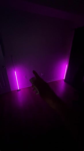 Lámpara LED RGB para transformar tu espacio 🌈✨ Control remoto, cambio de colores y modo música para un ambiente único. #lamparaled #lucesrgb #decoracionmoderna #setupgamer #ambienteperfecto