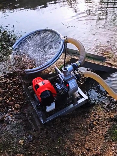 Portable gold digging machine, smaller and more convenient. #GoldPanning#GoldMine#Goldmine#Goldwashingchute#GoldPanningmachines#ChuteparaMineria#goldwashingmachine#goldminingequipment #GoldPanningchute#GoldPanningEquipment#Indonesia#Malaysia#Myanmar