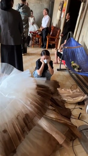 391K views · 992 reactions | Chủ tiệm bất lực khi nhận lại chiếc váy sau khi cho thuê, phần đuôi váy lấm lem, dính đầy bùn đất. Mong cư dân mạng tư vấn cách xử lý làm trắng trở lại  Video: Phan Diễm | Kenh14.vn | Facebook