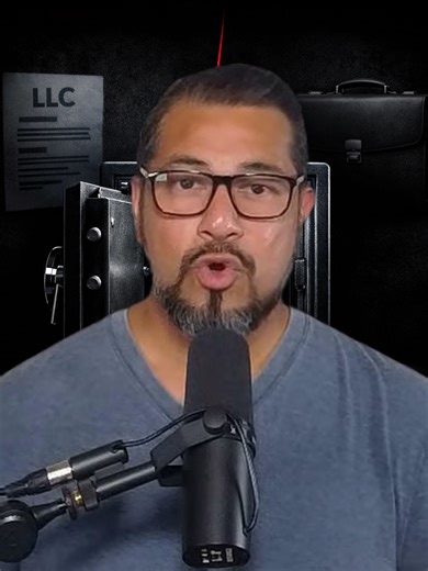 Abrir una LLC no es tener un negocio ni una estrategia fiscal. Una LLC mal usada puede hacerte pagar más impuestos y perder protección legal. Antes de presumir papeles, aprende cómo funciona tu estructura. #LLC #Negocios #Impuestos #EmprendedoresLatinos #EducacionFinanciera