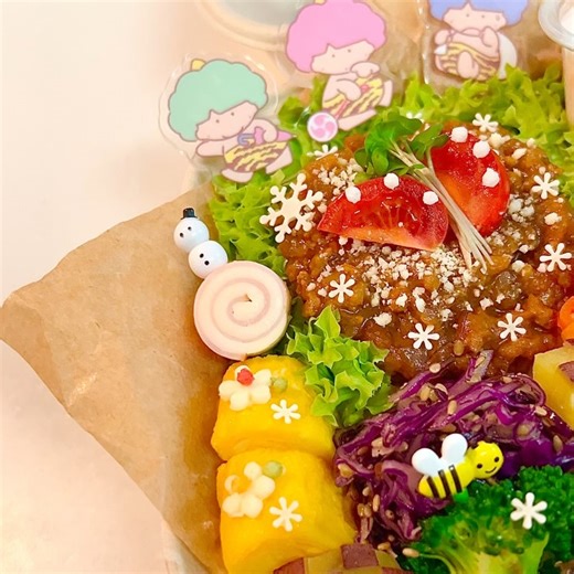 .ﾟ*❁⃘•ᴍᵃʸᵘ•❁⃘*.ﾟお弁当⌇キャラ弁⌇デコ弁⌇お弁当記録 on Instagram: "* ミートソースライス弁当🍱Menu｜お弁当記録✎𓈒𓂂𓏸 ⁡ ✼••┈┈••✼••┈┈••✼••┈┈••✼ ‎🤍2026.01.30.Friday🍴*。 ✼••┈┈••✼••┈┈••✼••┈┈••✼ ⁡ *ミートソースライス *ハニーマスタードチキン *カニカマチーズのカリカリ揚げ *にんじんの胡麻マヨサラダ *ブロッコリーのおかか醤油 *紫キャベツのナムル *ハムチーズくるくる *白だしオクラ *シルクスイート *フルーチェ 夢のスペシャル3Mix 🍓🍑🍊 ⁡ ⁡ おはようございます‪ ·͜·☀︎☀️ 今日はミートソースライス弁当🍱🥄 ほとんど作り置き and作り置き冷凍してたもので完成︎👍🏻 ̖́- ⁡ ・カリカリ揚げ▶︎包んで冷凍,朝揚げる 以下は小分け冷凍🥣◝✩ ・ミートソース ・にんじんサラダ ・ハニーマスタードチキン ⁡ 楽々ꕀ⋆で余裕の朝でした🥳 ⁡ フルーチェ！夢のスペシャル3Mix って🍓🍑🍊のミックスみたい♡ このネーミングに買って