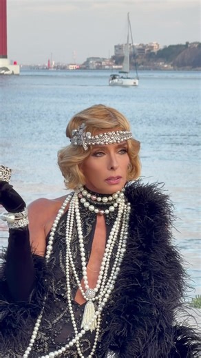 Gatsby Mood: Adriane Galisteu's Unique Style