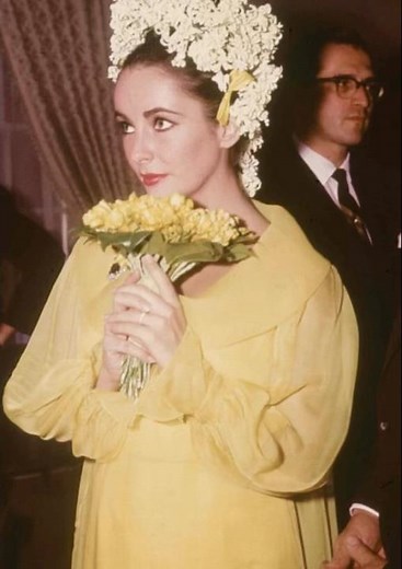 Elizabeth Taylor and Richard Burton on their wedding day, 1964💛. 📷?. #oldstyle #elizabethtaylor