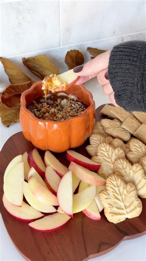 Caramel apple dip 🍎 #caramelappledip #fallrecipes #falldesserts #recipe #apple #fall #snack #shorts