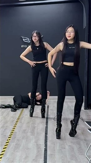 Chơi Squid Game cùng các model BYB nhé. Các model cần qua vạch đích trước khi hết 3 lần posing