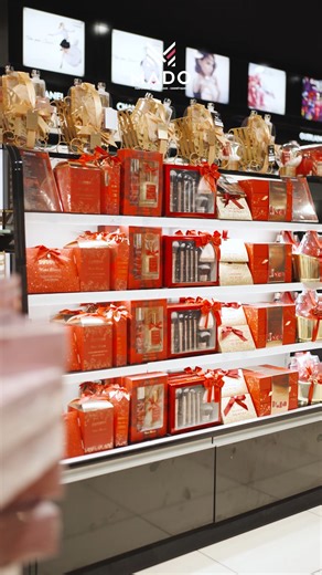 NRJ Réunion on Instagram: "🎄 Le Calendrier de l’Avent @mado.reunion est lancé. 24 cases, 24 surprises et 24 cadeaux beauté à gagner 💄 👉 Pour jouer : 📍 Rendez-vous dans votre magasin MADO 📲 Scannez le QR Code ✍️ Remplissez le formulaire Chaque jour sur @nrjreunion, un gagnant est tiré au sort. 🔥 Venez découvrir et ouvrir la case du jour… et tentez votre chance !"