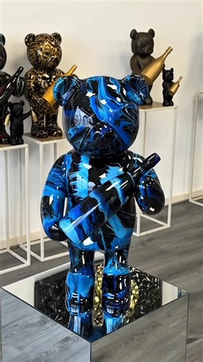 Djarno van der Hoff on Instagram: "Art process of this sculpture, making a deep oceanic paint combination. What should I try next? 😏 #artprocess #fluidart #dutchartist"