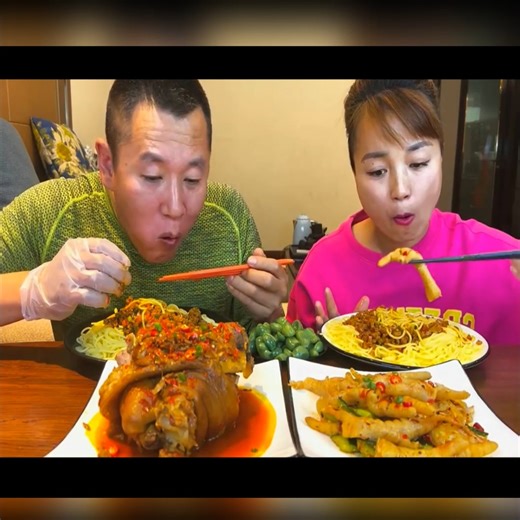 🍕 Pizza Mukbang Challenge – Who Eats the Loudest in the Family? 🎧🤣 #FunnyFamily #FamilyFun #EatTogether #FamilyTime #FoodFun #YummyTime #LaughTogether #FamilyLaughs #MealTime #FoodLove | Yummy ASMR