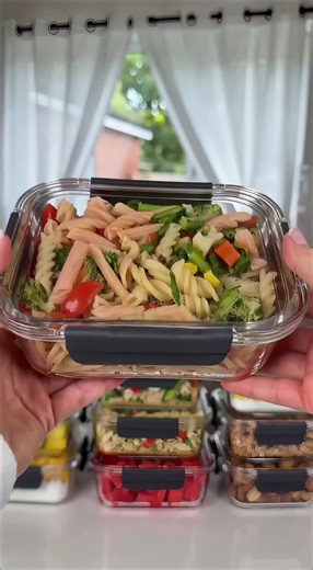 Game changer for meal prep! 🥗✨ These 10-pack glass containers are leakproof & oven-safe! #MealPrep #FoodStorage #KitchenEssentials #TikTokMadeBuyIt #DealDrops