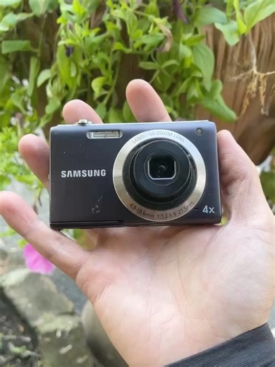 Tiệm máy ảnh giá bèo nhất IG on Instagram: "❌HẾT❌☆ Samsung ST60 ☆ (máy đen) Chất ảnh trong trẻo, tươi tắn nhẹ nhàng xinh, máy nhiều chế độ chụp và filter màu nha. Màn hình máy bị chấm li ti nên bán giá mềm xíu, ngoại hình mới keng ạ 📸 Ảnh do Haepi chụp từ máy, ko lấy ảnh mạng ✨ Giá sold 🔧 Thông số kỹ thuật Cảm biến CCD 12.1 MP Zoom quang 4x Auto, 80, 100, 200, 400, 800, 1600, 3200 Quay video HD 720p với 30fps. Digital Image Stabilization: chống rung kỹ thuật số. 🎯 Các chế độ chụp Smart Auto: