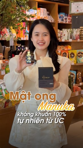 🍯Manuka River FAM S.A – Mật ong từ thiên nhiên hoang dã nước Úc Trên cánh rừng tự nhiên nước Úc, những chú ong mật châu Âu chăm chỉ bắt đầu hành trình tạo nên từng giọt mật nguyên sơ, quý hiếm và giàu năng lượng sống. Mật ong Manuka River FAM S.A sự kết tinh của: ✅ Nguồn hoa Manuka rừng tự nhiên – không trồng trọt, không hoá chất, không nuôi ong công nghiệp. ✅ Quy trình khép kín và kiểm định nghiêm ngặt từ tổ ong đến tay người dùng, duy nhất bởi River FAM – thương hiệu nội địa Úc uy tín. ✅ Chỉ 