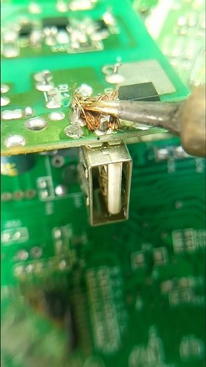 Wrapping the Narrow Solder Whick Around The Component To Unsolder It #solderingiron #solder