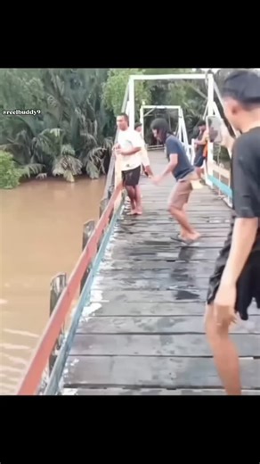 rxhul.teli on Instagram: "☠️ 1981-yilda futbol afsonalari Diego Maradona va Pele‌ televidenie orqali maxsus shou paytida unutilmas lahzani baham ko’rishdi. Har biri o’zining ajoyib iste’dodi bilan mashhur bo’lgan ikkita sport ikonkasi noyob va engil segment uchun birlashdi. Namoyish davomida o’zining xarizmasi va o’ynoqi tabiati bilan tanilgan Maradona Peledan o’z mahoratini ko’rsatishni so’radi. Maradona ikkalasiga ham o’yinli va qiziqarli tarzda o’zlarining ajoyib boshqaruvi va texnikasini nam