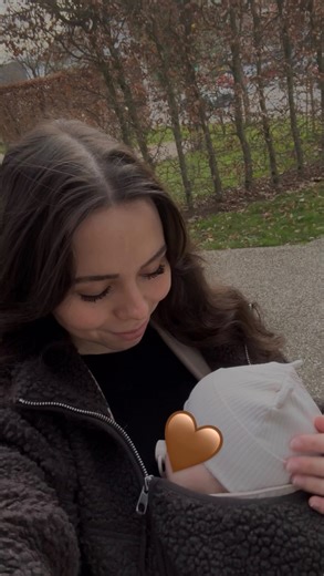 Mélina Martinez 🤎 on Instagram: "Si seulement je pouvais parler à la Mélina de 2022 pour lui dire que tout finira bien, que la PMA sera difficile, mais qu’elle lui offrira un merveilleux bébé❤️‍🩹 Fun fact : j’ai réellement pleuré en filmant ce reel 🥲 #grossesse2025 #pma #fiv #bebé #mamanheureuse"