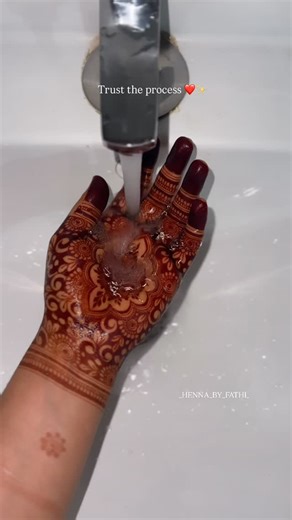 KANNUR HENNA ARTIST on Instagram: "“POV: You finally got the dark stain of your dreams.”🥰❤️"