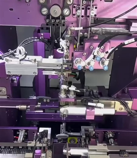 🔧✨ Watching it in action feels like a perfectly choreographed dance! Every movement is precise, synchronized, almost hypnotic 🤖 But… what exactly is this machine? 🤔 It performs multiple functions and moves with flawless logic 💡 Is it automated? Hydraulic? Robotic? At first glance, it’s hard to tell… but the guesses are open! 😎 Drop your thoughts in the comments 👇 Let’s find out together what this machine really does! 🔍 #industrialautomation #technology #innovation #industry40 #manufacturi