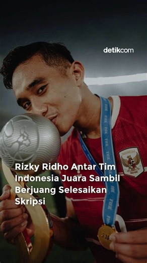 Dilansir dari detikJatim, Timnas Indonesia berhasil meraih gelar juara FIFA ASEAN Cup 2026 pada Senin (5/10/2026). Dalam pertandingan tersebut, Rizky Ridho baru dimainkan pada babak kedua untuk menggantikan Luke Vickery. Kehadirannya turut memberikan kontribusi bagi kebangkitan Indonesia. Di balik kesibukannya sebagai pesepak bola profesional, bek asal Surabaya tersebut masih punya satu target yang harus dituntaskan, yakni skripsi. Ridho kini berada di semester akhir program studi S1 Manajemen U