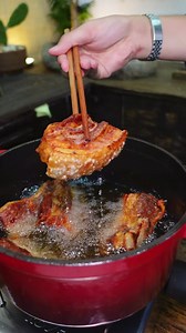 2.1M views · 40K reactions | Làm Thịt Heo quay bằng chảo cách này thật sự dễ mà ngon nữa đảm bảo không bắn dầu đâu #onganhthichnauan | Ông Anh thích nấu ăn | Facebook