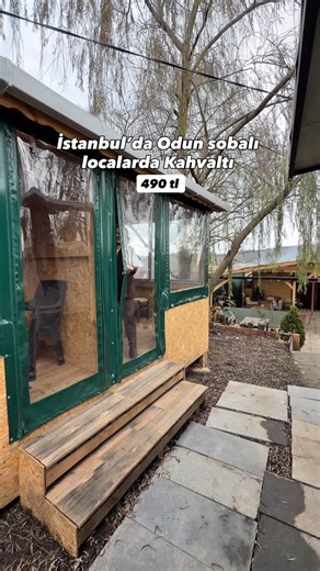 Zeynep özsoy on Instagram: "İstanbul’da odun sobalı sıcak localarda kahvaltı yapabileceğiniz harika bir yer buldum. Üstelik fiyatı da çok uygundu. Kahvaltı çeşitliliğe çok boğuldu sahanda yumurta ve menemen de kahvaltıya dahildi . Biz ekstra denemek için gözleme ve muhlama söyledik. Aynı zamanda içeride Şark köşeleri de bulunuyor orada kahvaltı yapabilirsiniz . Her yerde de odun sobası yanıyor. 📌 kahvaltı sonrası ya da fark etmez ihlamur da ücretsiz içebiliyorsunuz. Burası >>> @konakzirve_etman