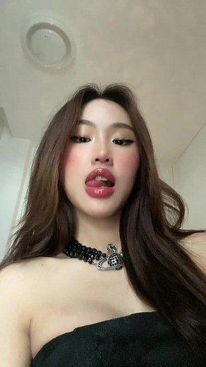 Elegant Choker Necklace Styling Inspiration