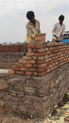 A beginner bricklayer who has just learned brickwork #sitework #brickwork #construction