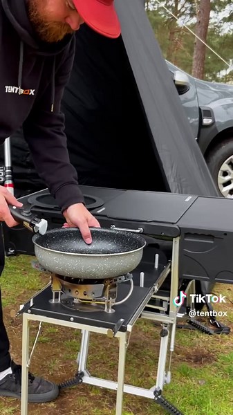 🟧 #TentBoxBasecamp 🏕️ This will change the way you cook outdoors forever. 🤩 A hassle-free kitchen that packs into one compact box? Yes please! Gordon’s showing us just how quick and easy it is to pack down the KitchenBox and pop it straight in the boot, ready for the journey home or the next adventure. If you're interested in learning more about the KitchenBox, Click the link in our bio to find out more. 📍 New Forest 🟧 KitchenBox #TentBoxCommunity #camping #cooking