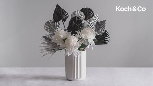 🖤 Monday Floral Inspiration! Learn how to spray paint Dried Palm Leaves! Want different coloured palm leaves for your floral arrangement? No problem! Watch our helpful video to see how in just a few simple steps you can change your palm leaves to any trendy colour of your choice. Please note: For best results, darker spray paint colours, and metallic coloured spray paint works best. If you want to use a lighter colour spray paint, we recommend using a natural or beige-coloured palm leaf, so the