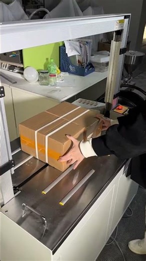 Cardboard box strapping machine: High-speed packaging, one box per second..
