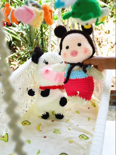 Mỗi ngày đan một con thú, suốt nửa tháng Út làm được cái vòng treo nôi màu sắc cho em bé, mọi người cùng xem thành quả với Út nghen