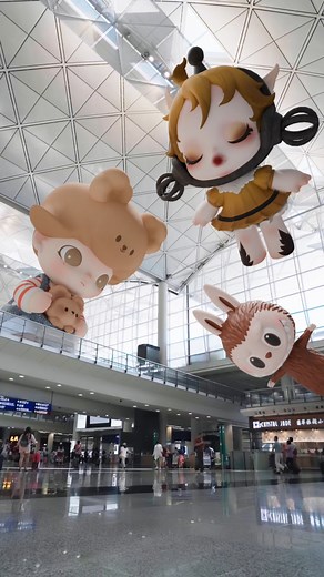 【POP MART 香港國際機場店 與你相遇】 #香港國際機場 的一號客運大樓裏面， 人見人愛的LABUBU、DIMOO和SKULLPANDA出現了，❤ 大家一起來機場店啦~✈ -------------------------------------------------------- 🛫機場店地址🛬 POP MART 香港國際機場店 地址：香港國際機場 一號客運大樓離港層 L7 F行段後 7T084號舖 (非禁區) 電話：2187 2131 營業時間：早上7時至晚上11時 #popmarthk #hongkong #HongKongInternationalAirport #popmart #hongkongairport #popmartglobal #blindbox #collectibletoys #newstore #3D #香港 #香港國際機場 #機場 #優惠 #新店開業 | POP MART Hong Kong