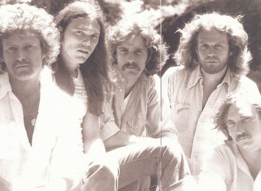 HOTEL CALIFORNIA (EN ESPAÑOL) - Eagles - LETRAS.COM