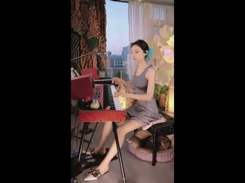 Live streaming room for piano music