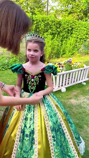 Anna Frozen Dress Up with Aleks Ponomareva Dress | Disney Princess Cosplay