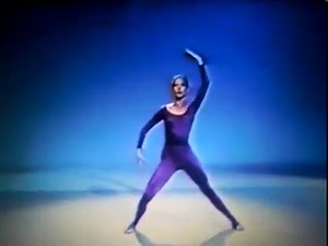 Matt Mattox 🩰 Jazz Dance Technique. Pliés en 1era y 2da. En mis clases de técnica de la danza jazz trabajamoscon la técnica y el estilo de Mattox, quien tomó el estilo fluido y elegante de Jack Cole y lo fusionó con su vasta experiencia en la técnica del ballet para crear una técnica que es limpia y poderosa. Mi clase de Modern Jazz - Online 🖐🏻 Zoom. ▪️ Miércoles 19 a 20 hrs. Nivel II. ▪️ Información: Carolina De Pedro - WhatsApp 34 659241784. ▪️ Email: danzaballet@gmail.com Los ejercicios de