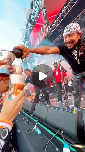 Bell Marques on Instagram: "Não poderíamos deixar de brindar esse momento HISTÓRICO! Depois de 28 anos, subimos no mesmo palco e fizemos uma festa linda ao lado dos foliões do #VumboraProMar! Dividimos sorrisos, abraços, lágrimas e um dia perfeito. Meu Deus, Obrigado por esse momento único! 🙏🏼 Acompanhe os melhores momentos desse show nos stories aqui do perfil!"