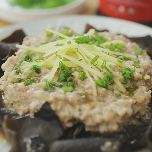 Full Recipe: http://themeatmen.sg/recipe-steamed-minced-meat-with-black-fungus This dish is not only good for your health. Natural sweetness from the meat juices plus the texture of black fungus makes this dish so tasty. And it is really easy to make too! | The Meatmen Channel