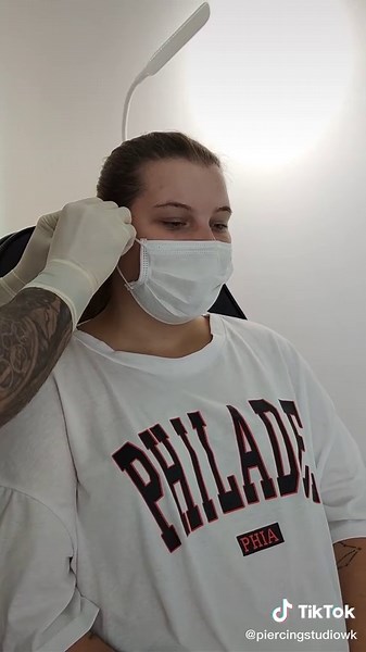Marina bekommt ihr erstes Piercing 💉 Achtet auf die Augen 😳 beim Schmuckeinsatz 😜 #piercingstudio #wermelskirchen #conch #conchpiercing #pierced