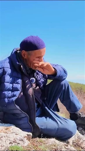 Dağdaki çobanın bekar olduğunu öğrenince üzülen yaşlı adam:- Allah yardım etsin. Ben size acıyorum. Kaç yaşındasın?+ 34.- Oho boşa gitmiş şeyin. Şimdi bu yaşta kuru yastıkla yatılır mı ya? Ben 18 olmadan evlendim. Daha sende fol yok yumurta yok.Bu gençler nasıl boş yastıkla yatıyor? Ben ‘Kesin ilaç falan alıyorlar’ diyorum.Bilmiyorum o enerjiyle boş yatılmaz.