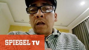 Der Sänger Xavier Naidoo gehört zu den prominenten Verschwörungstheoretikern in Deutschland. Auch er verbreitet eine krude Mischung an Theorien, die ihn zum Widerstand gegen die Obrigkeit veranlassen. (3/4) | SPIEGEL.TV