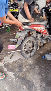 18M views · 10K reactions | Buka mur roda beat super macet 3 impact aja ga sanggup gimana ini akhirnya pake impact cokor bisa #bengkel #otomotif #tutorial | Belajar Mekanik Dari NOL | Facebook