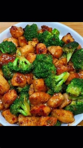 Honey Garlic Chicken with Broccoli Ingredients: 500 g chicken breast, cut into bite-sized pieces 2 cups broccoli florets 2 tbsp soy sauce 2 tbsp honey 1 tbsp oyster sauce 2 cloves garlic, minced 1 tbsp cornstarch (mixed with 2 tbsp water) 2 tbsp vegetable oil Salt & pepper to taste Instructions: Heat oil in a large pan or wok. Add chicken pieces and season with salt and pepper. Cook until golden brown. Add minced garlic and sauté until fragrant. Stir in soy sauce, honey, and oyster sauce. Mix we