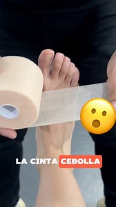 La cinta cebolla se coloca antes de un vendaje para proteger la piel, especialmente en personas con piel sensible o en zonas con vello. #KineTape #vendaje #tobillo #lesiones #vendajedeportivo #vendajefuncional | Kinetape Academy
