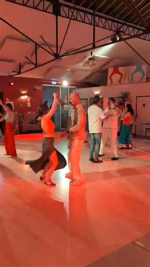 J-7 !! Danser le Rock et profiter des sons Latinos en soirée , c’est possible !! 💃🕺 👉 cours Rock et Latino débutant 👉👉 de 20h00 à 21h00 👉👉👉 À l’Atelier des Danses, 27 rue Berryer à Amiens Lundi 8 septembre : COURS d’ESSAI gratuit sans inscription Renseignements : www.taranta-swing-danses.com #tarantaswing #amiens #danseamiens | Taranta Swing Danses